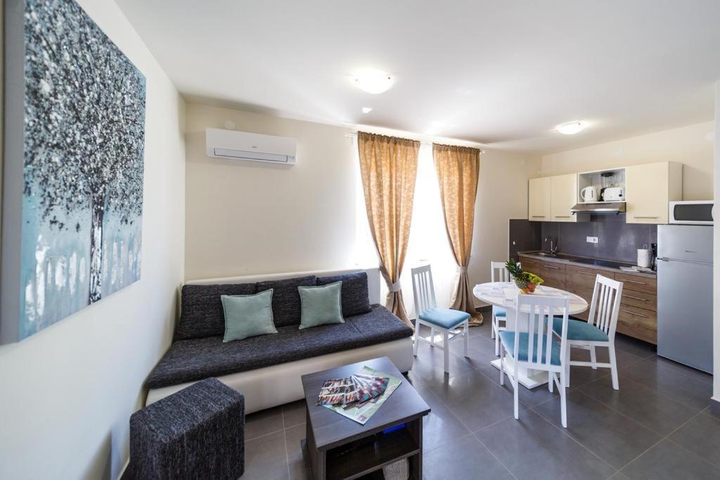 Apartments Leondori Đảo Krk Ngoại thất bức ảnh