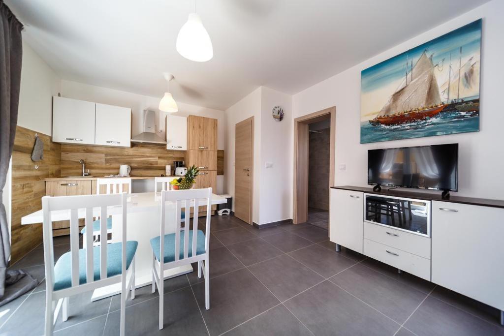 Apartments Leondori Đảo Krk Ngoại thất bức ảnh